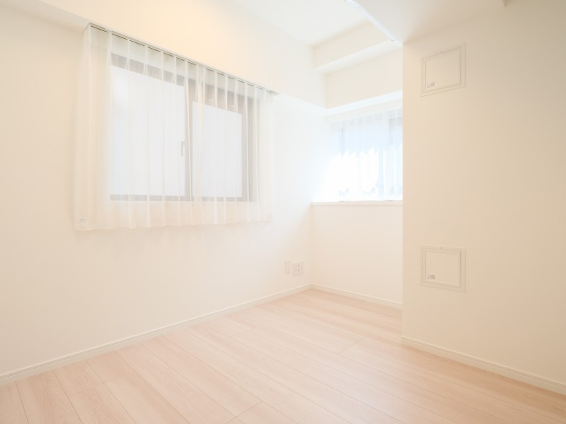 廊下からつながるサービスルーム(納戸)は、二面の窓から自然光が降り注ぐ約4帖の空間です。