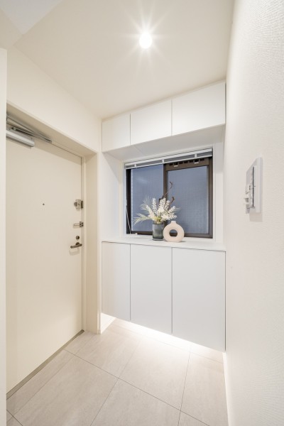 窓がつくる開放感と、灯りがつくる安心感で包まれる玄関です。フットライトの照明が足元をドラマチックに演出します。