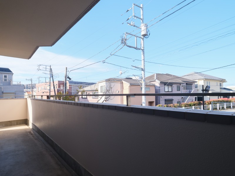 リビングと洋室1に面した、18.45m²のL字型バルコニーです。暮らしに大切な陽光を届けながら、心安らぐ爽やかな風を感じるスペースです。