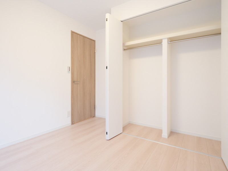 洋室1には間口の広いクローゼットがあるので、お手持ちの衣服や季節物の寝具などをたっぷり収納できそうです。