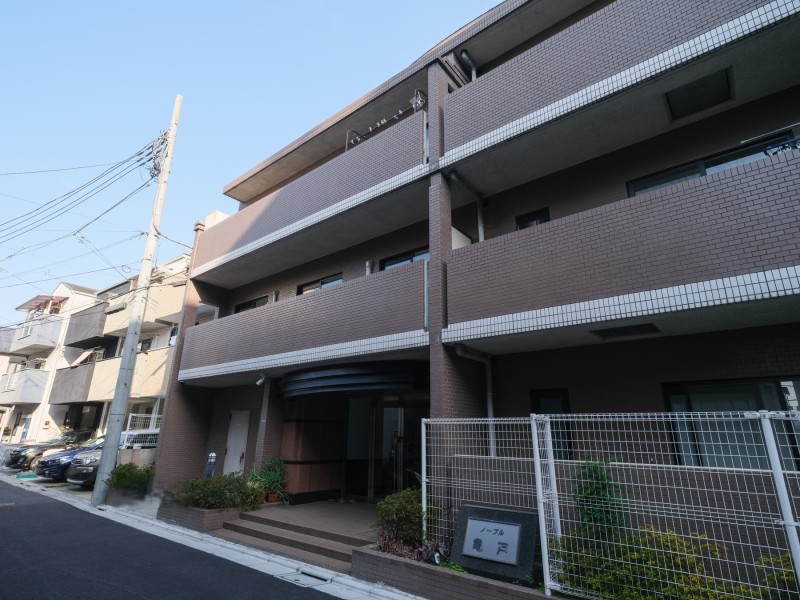 緑豊かな猿江恩賜公園まで徒歩３分、商業施設が充実した「亀戸・錦糸町」エリアへも徒歩アクセスが叶う住環境が整っています。当住戸の下階には住戸がないため、足音なども気にせずお住まいいただけます。