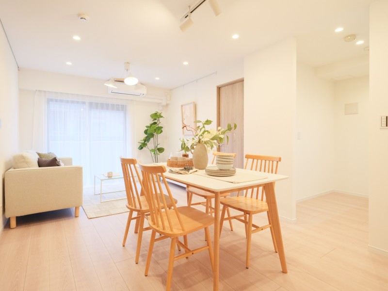 明るい自然光が降り注ぎ、彩り豊かな暮らしを演出します。流行を先駆けながら、安らぎを感じる居住空間です。