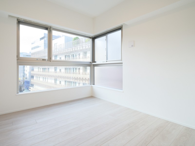 やわらかな光に包まれる洋室1は、穏やかな時間を過ごせるお部屋です。主寝室としても快適にお過ごしいただける空間です。