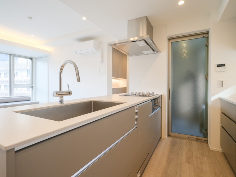 開放的なオープンキッチンは、住まいと暮らしにフィットするデザイン性と機能性を兼ね備えています。