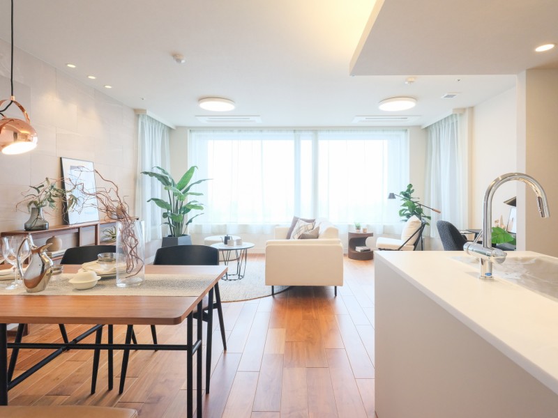 大きな窓からたっぷりと光が差し込む、明るく開放的なリビングダイニング。約20.1帖のLDKはゆとりある広さで、大型のインテリアを置いてもご家族やご友人と快適にお過ごしいただけます。