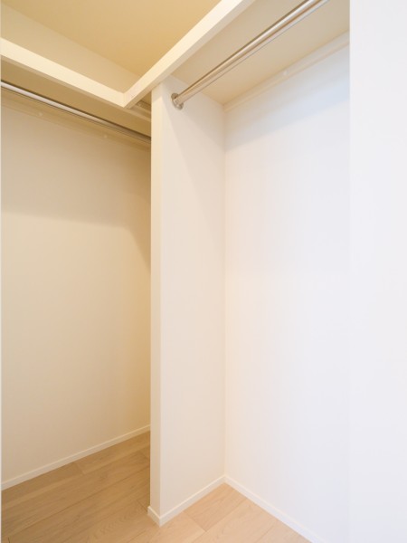 洋室1にあるウォークインクローゼットです。ハンガーパイプや棚板があり、効率良く収納いただけます。