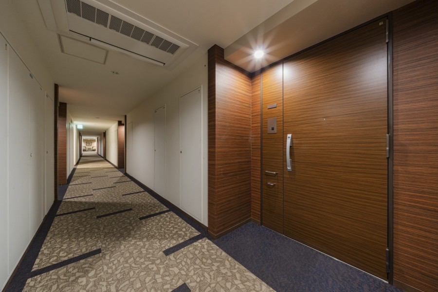 共用部は、高級感がありホテルライクな内廊下です。プライバシーを守れるので、安心してお住まいいただけます。