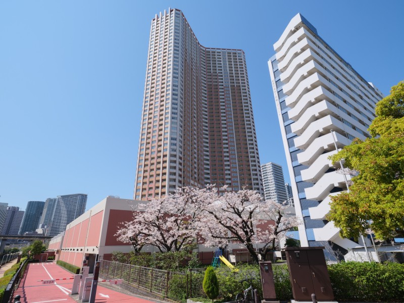 空へと繋がるスマートなシルエットが際立ち、穏やかな居住空間を予感させる外観です。高耐久、高強度コンクリート導入、耐震性の高いチューブ構造による総戸数1095戸の高層タワーレジデンスです。