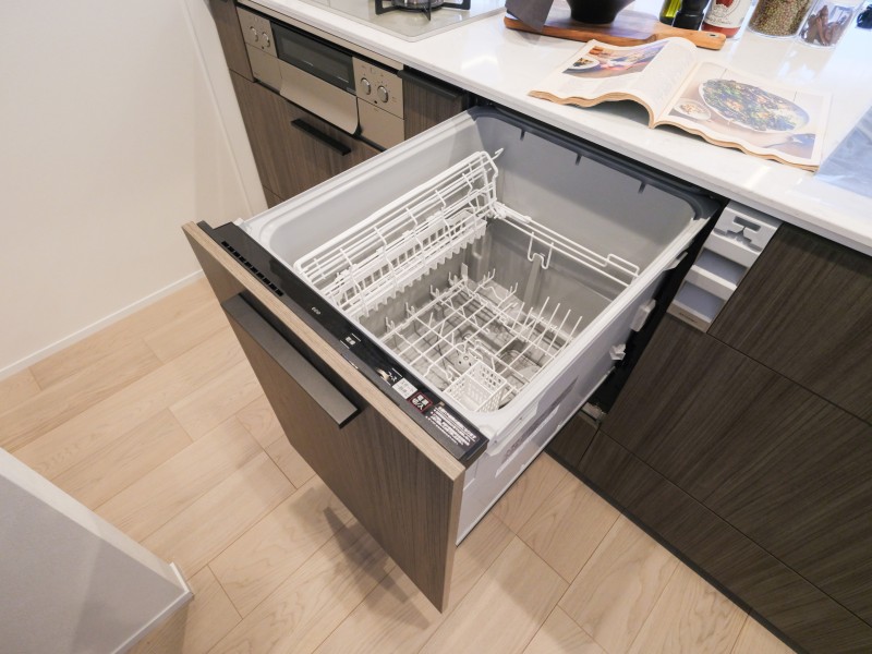 ◆食器洗浄機◆家事の時間を短縮できる優れもの。さらに節水・節約を同時に行うことができるので、人気があり重宝します。