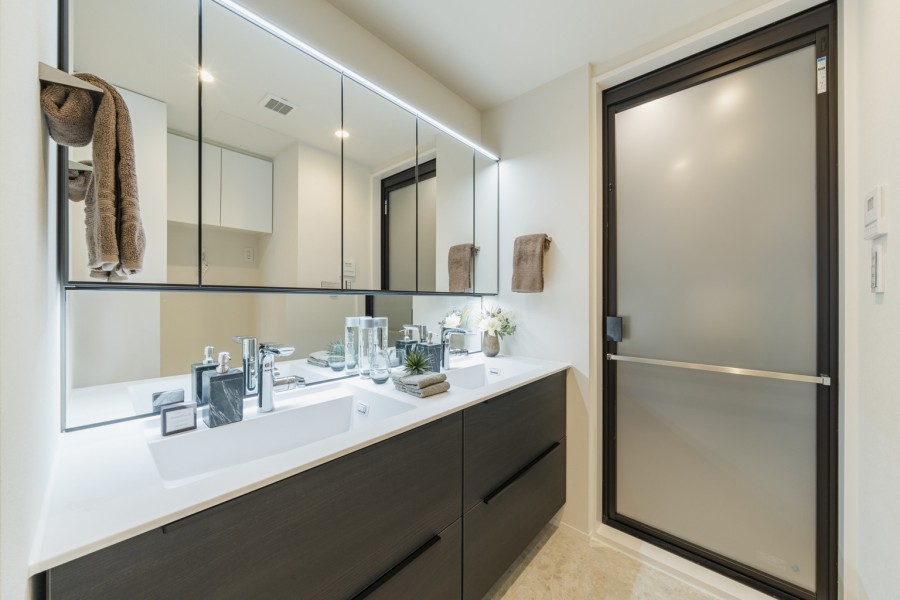 ダブルボウルの洗面台は大きな鏡で身だしなみも整えやすく、朝の慌ただしい時間帯も快適に身支度ができます。