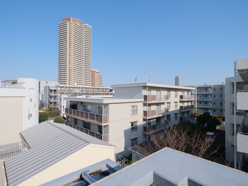 ルーフバルコニーからは、思わず伸びをしたくなるような開放感あふれる眺望が広がります。都会の喧騒から離れ、日常をアップデートできる居場所です。