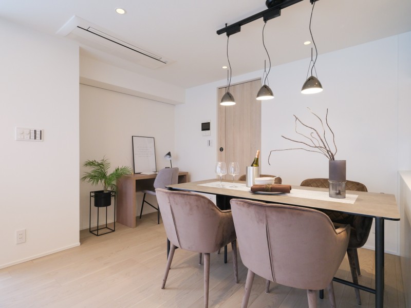 リビングダイニングには床暖房や天カセエアコンを新規設置しています。大切なペットも一緒に、ご家族皆様の快適な温度を調整いただけます。