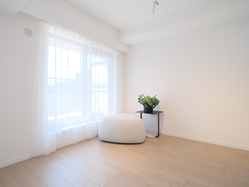 洋室3は、リビングや洋室1と同様にルーフバルコニーに接続する開放空間です。明るく、ワークスペースとしても快適に活用いただけます。