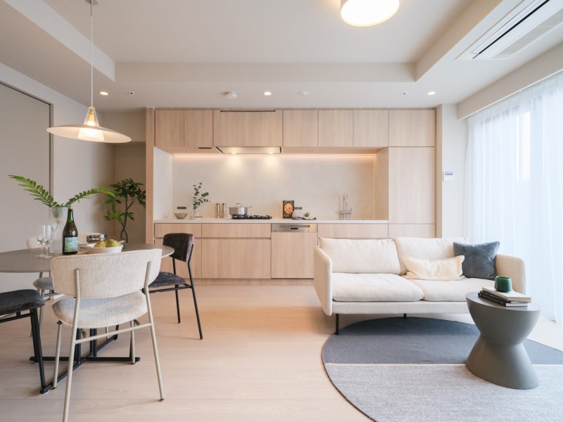 お部屋は自然の優しい温もりを添えた居心地の良い内装に仕上がりました。多彩な豊かさを紡ぎ、穏やかな時間が流れます。