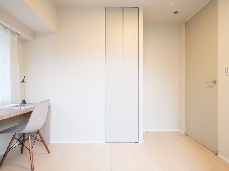 約5.0帖の洋室2です。南西向きの洋室には穏やかな自然光が入り、のびのびとお過ごしいただけるお部屋です。