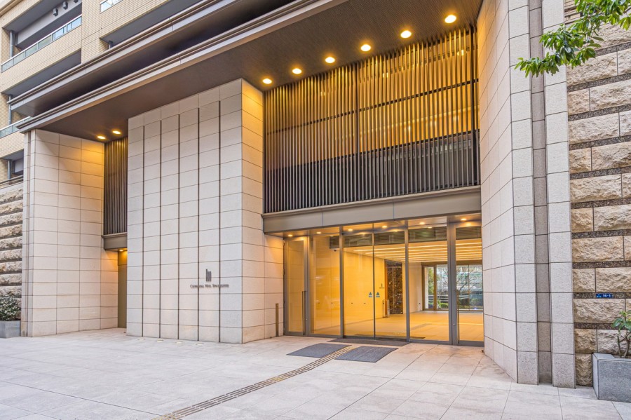 重厚感があり、気品溢れるエントランスです。セキュリティ面も充実した設備環境です。(株)大林組・清水建設(株)施工のタワーレジデンスです。