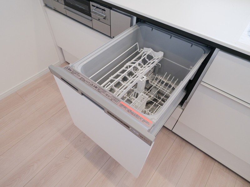 ◆食器洗浄機◆家事の時間を短縮できる優れもの。さらに節水・節約を同時に行うことができるので、人気があり重宝します。