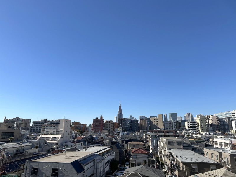 新宿周辺の高層ビル群を望める眺望をお楽しいいただけます。都会の喧騒から離れ、日常をアップデートできる居場所です。