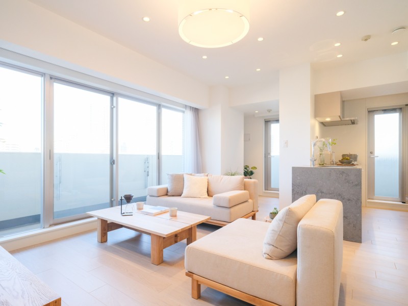 約20.2帖の広さを誇る、二面採光の開放的なLDKです。大きな家具を置いてもゆったりとお過ごしいただける心地の良い空間です。