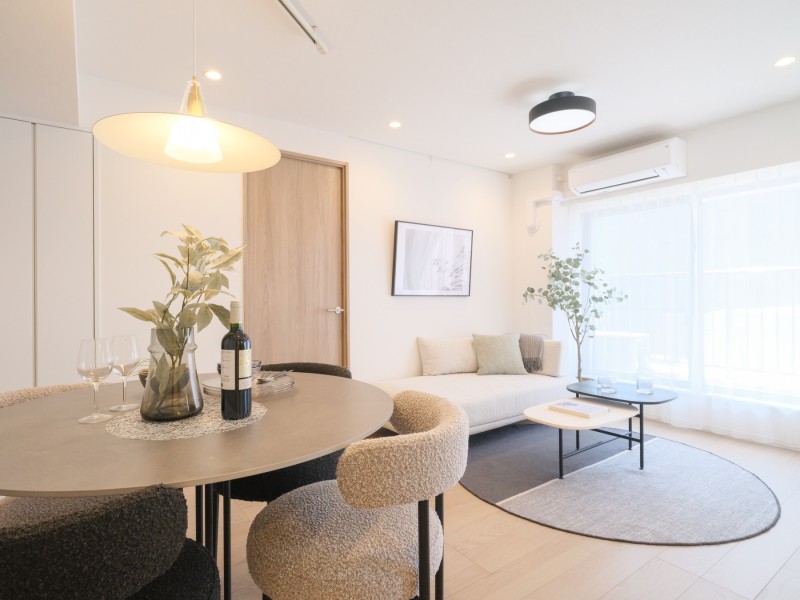 南西向き・８階部分につき陽当たり良好なお部屋です。たっぷりの陽光を取り込み、穏やかな時間が流れ、明日への活力を養うことができる居心地の良い居住空間です。