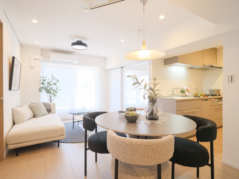 室内は心安らぐ上質で居心地の良い内装に仕上げています。ぬくもりを感じるウッドの優しい質感と、どんなインテリアにも馴染みやすいホワイト基調の洗練された居住空間です。