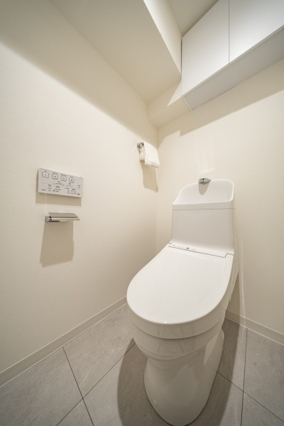 毎日使う場所だからこそ、清潔感と使いやすさを考慮したレストルームです。ウォシュレット一体型のトイレは、お掃除の手助けをしてくれる便利機能が搭載されています。