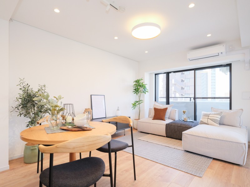 南向きの窓から明るい自然光が降り注ぎ、彩り豊かな暮らしを演出します。『日常』という大切な時間を豊かに、快適にお過ごしいただける空間です。