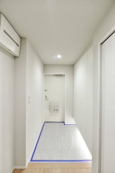 フットライトが優しく足元照らし、家族やゲストを迎え入れてくれます。人感センサーライトを設置していますので遅い時間のご帰宅や、手がふさがっている時でも自動点灯で安心です。