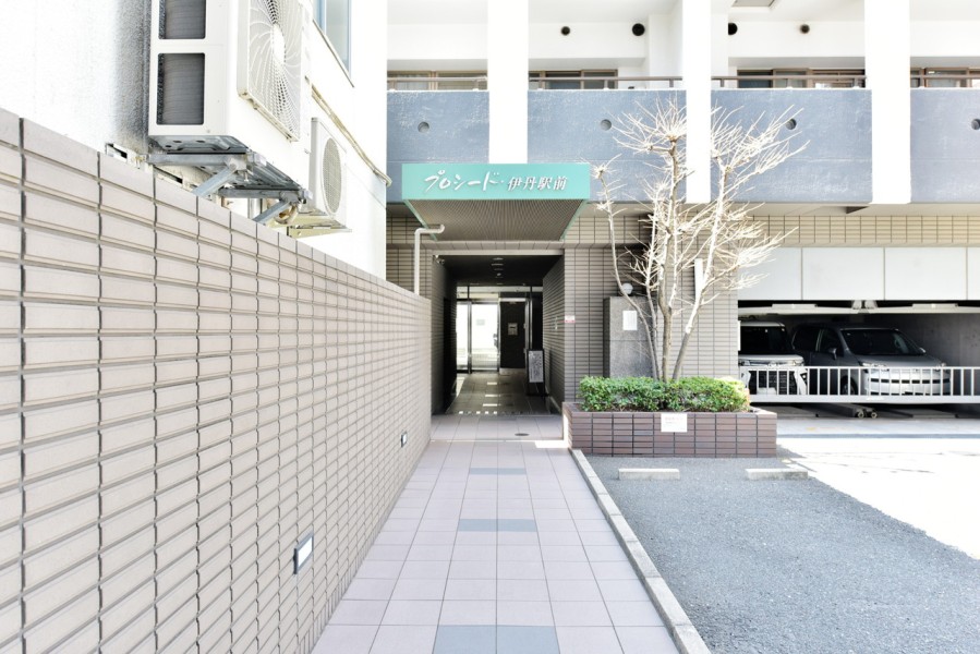 関西スーパー駅前店、いかり阪急伊丹店まで徒歩２分、伊丹小学校まで徒歩５分、北中学校まで徒歩１０分とどの世代にも暮らしやすい環境が魅力的です。