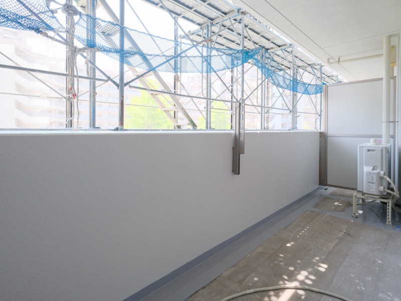 南向きで採光の取れた、約12m²のバルコニーです。暮らしの中で大切な光と風を演出してくれる居心地の良い空間です。（R8年4月現在規模修繕工事中）
