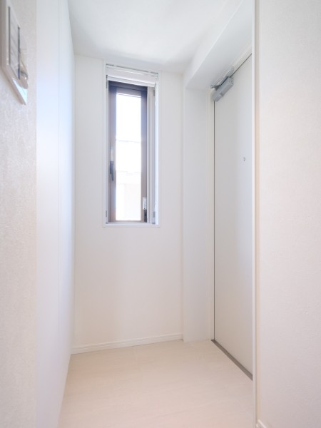 住まいの顔になる玄関は、白を基調に爽やかな空間を演出します。人感センサー付きライトを設置したので、暗い時間帯のご帰宅や両手が塞がっているときも快適です。