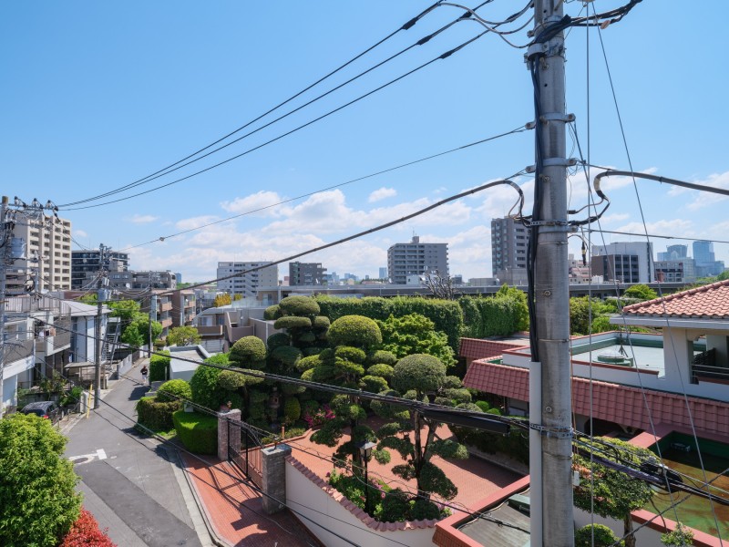 高台に位置しているため目の前に高い建物がなく、青々とした開けた空を見渡せます。都心立地でありながらも、心安らぐ穏やかさを感じることができる住まいです。