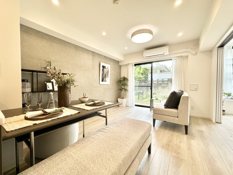 窓から注ぐ光に満たされた心地よいリビングダイニングキッチンです。心地よい素材感を活かし、ぬくもりが感じられるナチュラルテイストな住空間です。