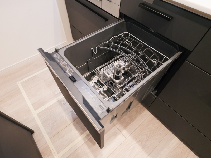 ◆食器洗浄機◆家事の時間を短縮できる優れもの。さらに節水・節約を同時に行うことができるので、人気があり重宝します。