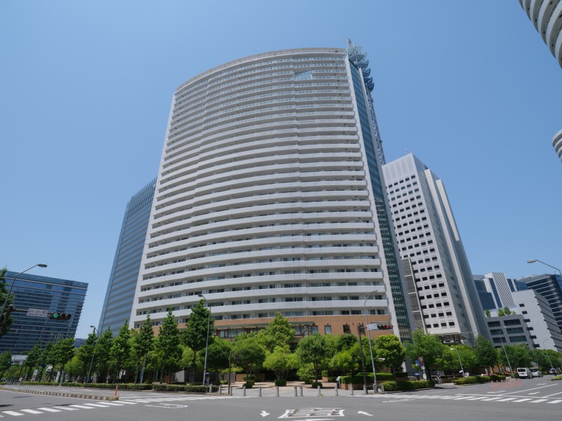 みなとみらい駅徒歩1分の利便性を享受する、地上31階建ての免震構造レジデンスです。カフェラウンジやゲストルームなどの共用施設が充実し、棟内下層階には病院やコンビニ等の生活施設も揃っています。
