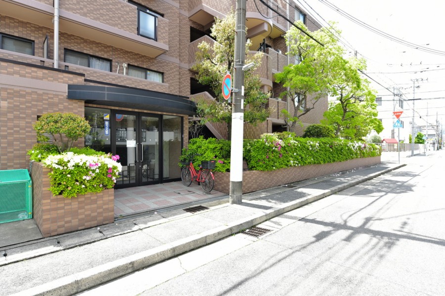 1997年建築、総戸数23戸の5階建て低層マンションです。オートロック・宅配ボックス完備です。甲子園口は神戸、大阪どちらにもアクセスしやすいため、通勤通学で電車をよくご利用される方にお勧めです。