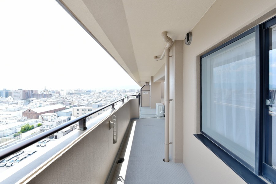 南向きのワイドバルコニーはお部屋の中に優しい光と心地よい風を運んでくれます。お部屋の中を快適な環境に保ち、家族の笑顔が増えるゆったりとした住まいです。