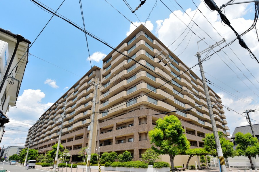 JR二条駅から６分、その他地下鉄や阪急線など３沿線利用可能な便利な立地が魅力的です。平成１１年建築、総戸数４４８戸、近隣には飲食店やコンビニをはじめとする生活施設が揃っており、毎日の生活が充実します。