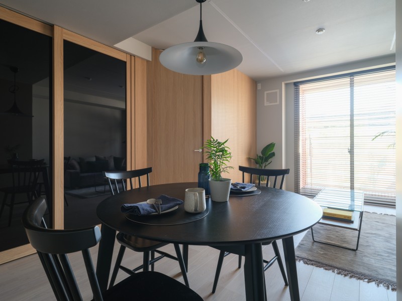 自然感を活かした優しい色合いとゆったりとした抑揚のある建具を採用しました。流行と安らぎの豊かな共存の風合いは、空間に溶け込み、幅広い家具やインテリアと調和します。