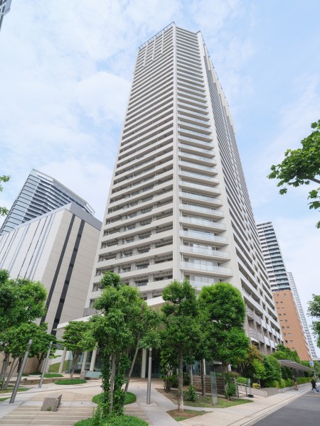 充実の共用施設・上質なサービスを備えた総戸数590戸の高級タワーマンションです。地上40階建ての透明感溢れるフォルムは、いつの時代も輝きを失わない洗練された佇まいです。