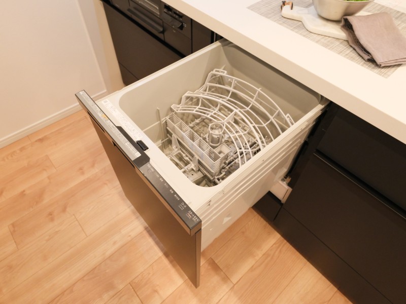 ◆食器洗浄機◆家事の時間を短縮できる優れもの。さらに節水・節約を同時に行うことができるので、人気があり重宝します。