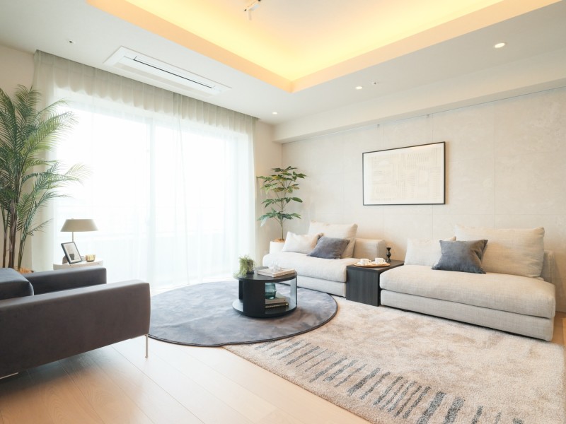 約19.5帖のゆとりあるLDKです。お部屋は自然の優しい温もりを添えた居心地の良い内装に仕上がりました。多彩な豊かさを紡ぎ、穏やかな時間が流れます。