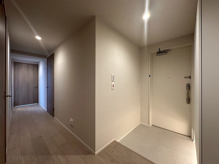 住まいの顔になる玄関は、フットライトが足元を温かく照らし、白を基調に爽やかな空間を演出します。人感センサー照明のため帰宅時に暗闇の中手探りでスイッチを探す必要がなく、明るい空間が出迎えてくれます。