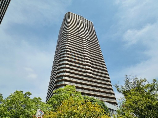 駅・商業施設へデッキ直結の全469邸・41階建ての高層免震タワーレジデンスです。周辺には緑豊かな公園が点在し、休日のおでかけも充実しそうです。