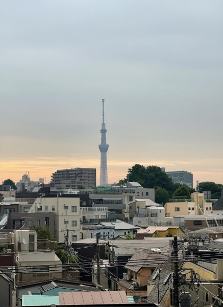 眼下に広がる人々の暮らしの営みや凛と立つスカイツリー。夜にはライトアップされた煌めく姿も望め、時の流れの美しさを感じる情緒的な眺望を堪能できます。