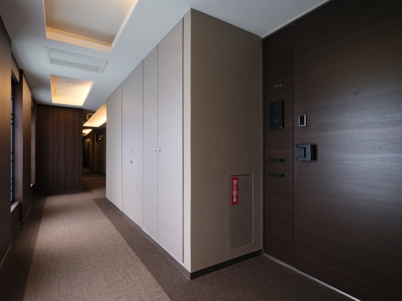 エレベーターを降りてお部屋へと続く廊下は、ホテルライクな内廊下設計です。外気の影響を受けにくく、プライバシーも守られやすいです。