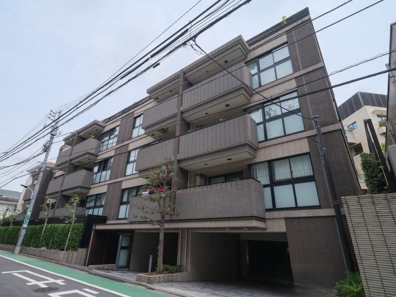 2014年築、パナホーム(株)旧分譲のマンションです。トランクルーム付き住戸（0.81m²）です。２匹までペット飼育可能（飼育細則有）です。