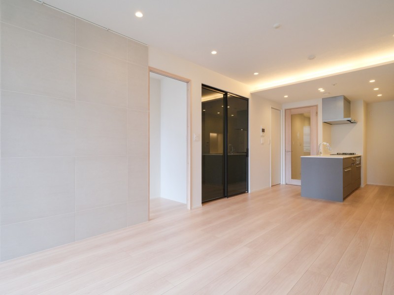 こだわった素材や意匠を纏い、柔らかく、美しく創りあげたお部屋です。控えめな石の流れ目と仄かに煌めく表面の石調タイルが、空間に重厚感と洗練さをもたらすリビングで、彩り豊かな日々をお過ごしいただけます。