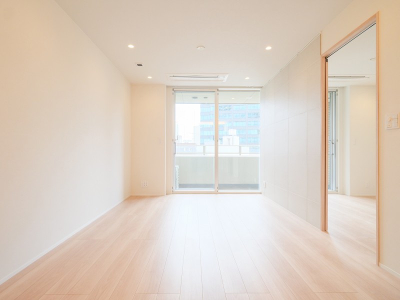南向きの窓から溢れ出す陽光がリビングの隅々まで鮮やかに届く明るい住空間です。豊かな光と温もりに包まれ、穏やかな時間が流れる居心地の良いお部屋です。