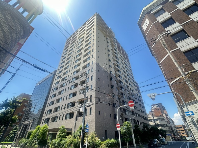 地下鉄線・JR線など４沿線利用可能な便利な立地ながら静かに暮らせる環境が魅力的です。近くに天神橋筋商店街があり、たくさんの飲食店や商店が並び、大阪らしい雰囲気を感じながら食べ歩きやお買物を楽しめます。